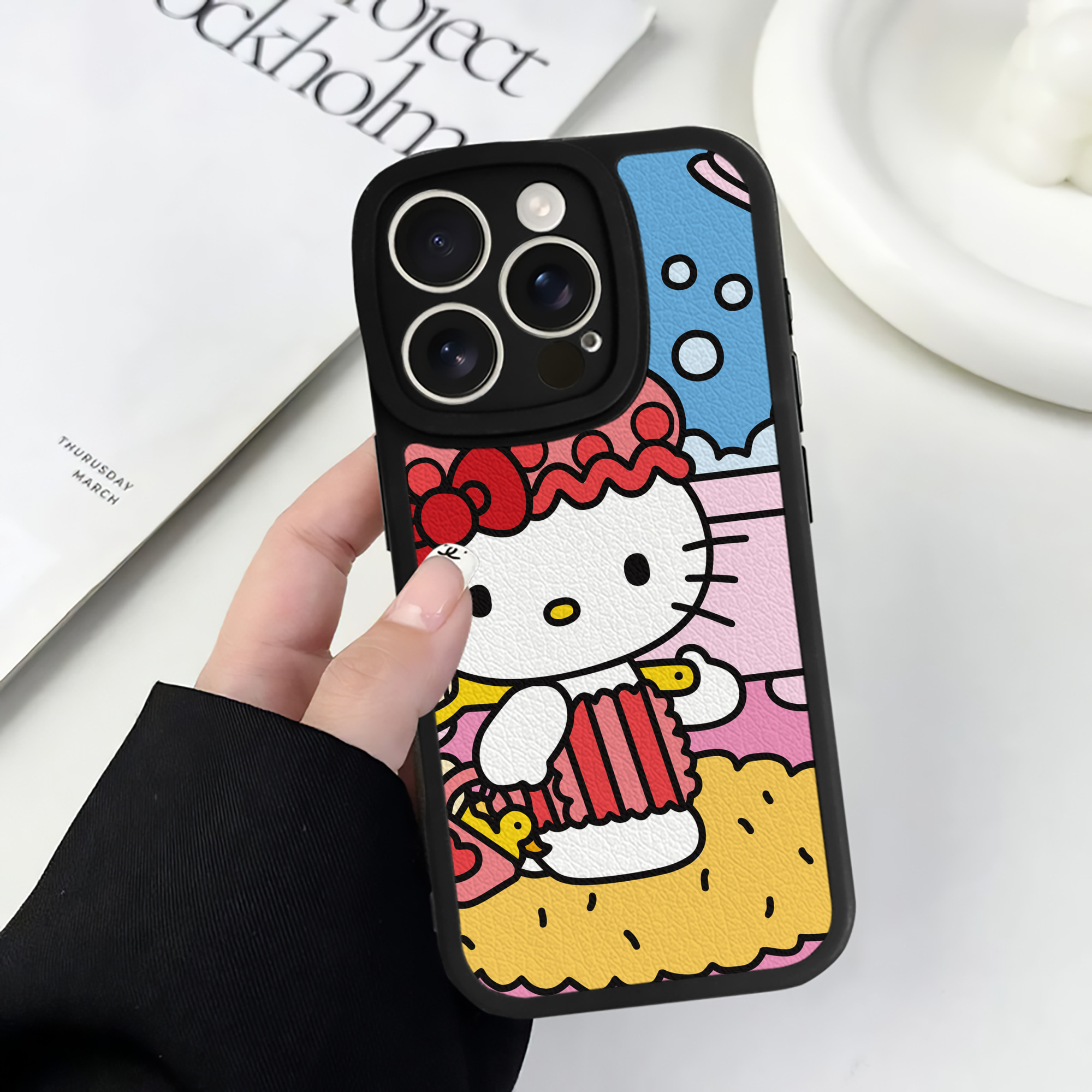 （画像用） Hello Kitty ハローキティ 【iPhone 16シリーズ対応】シリコンスマホケース（レザー調） 材質：シリコン